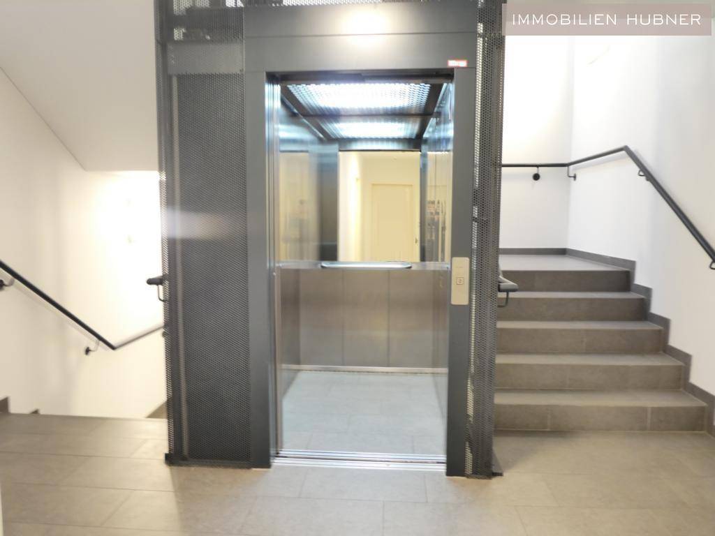 Stiegenhaus, großer Lift