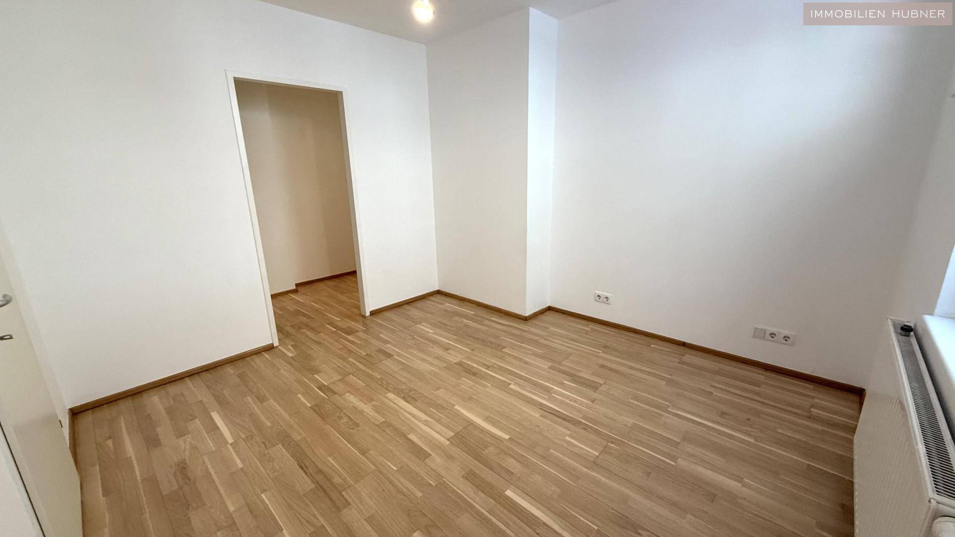 Schlafzimmer - Blick zum Schrankraum