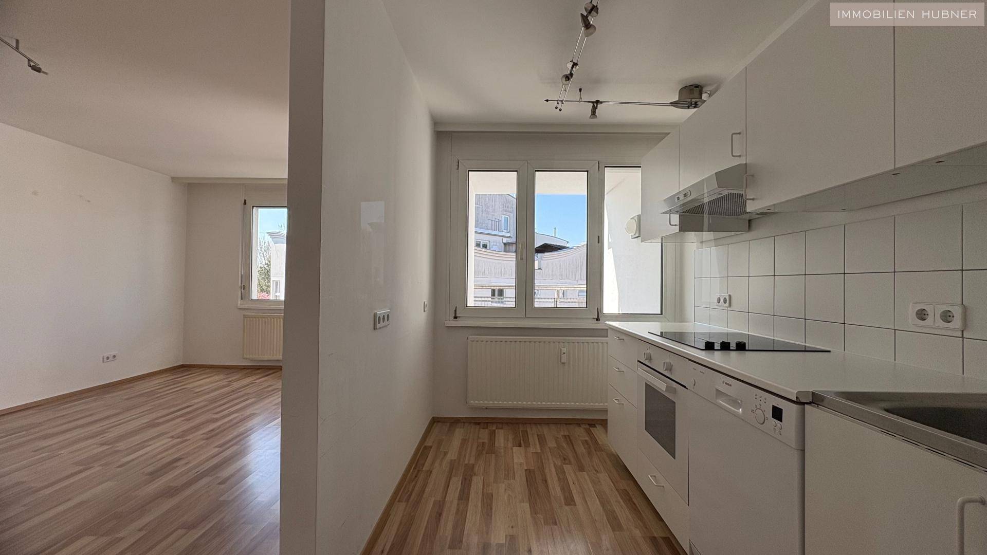Küche mit Fenster zum Balkon
