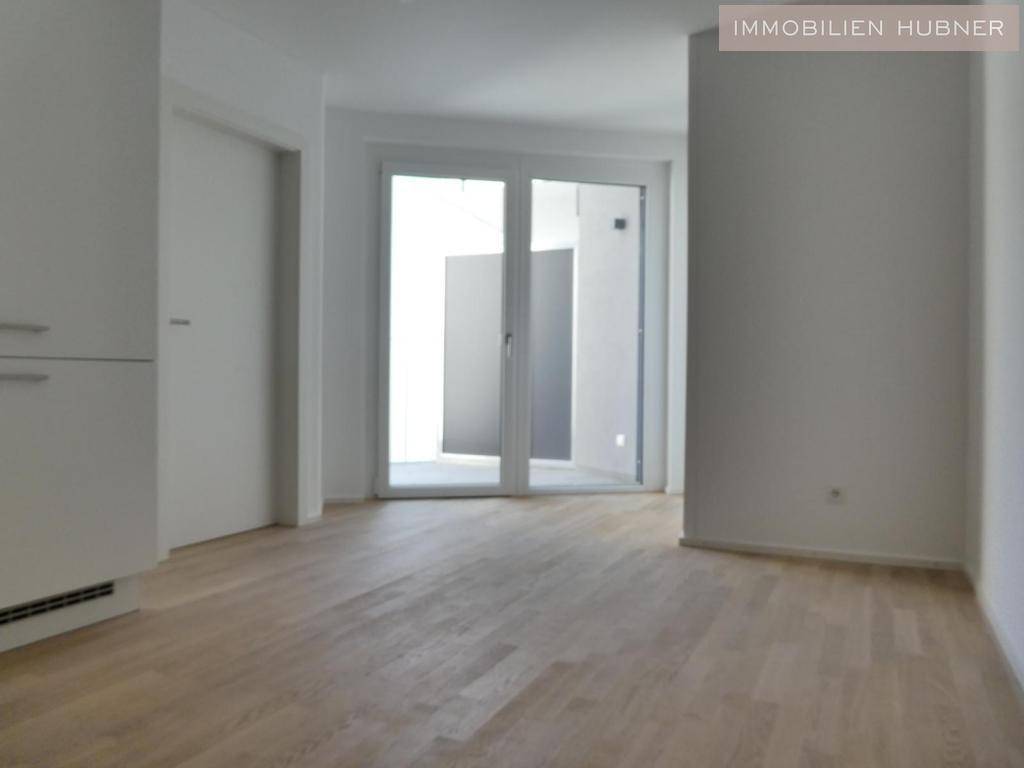 Wohnzimmer, Blick zum Balkon