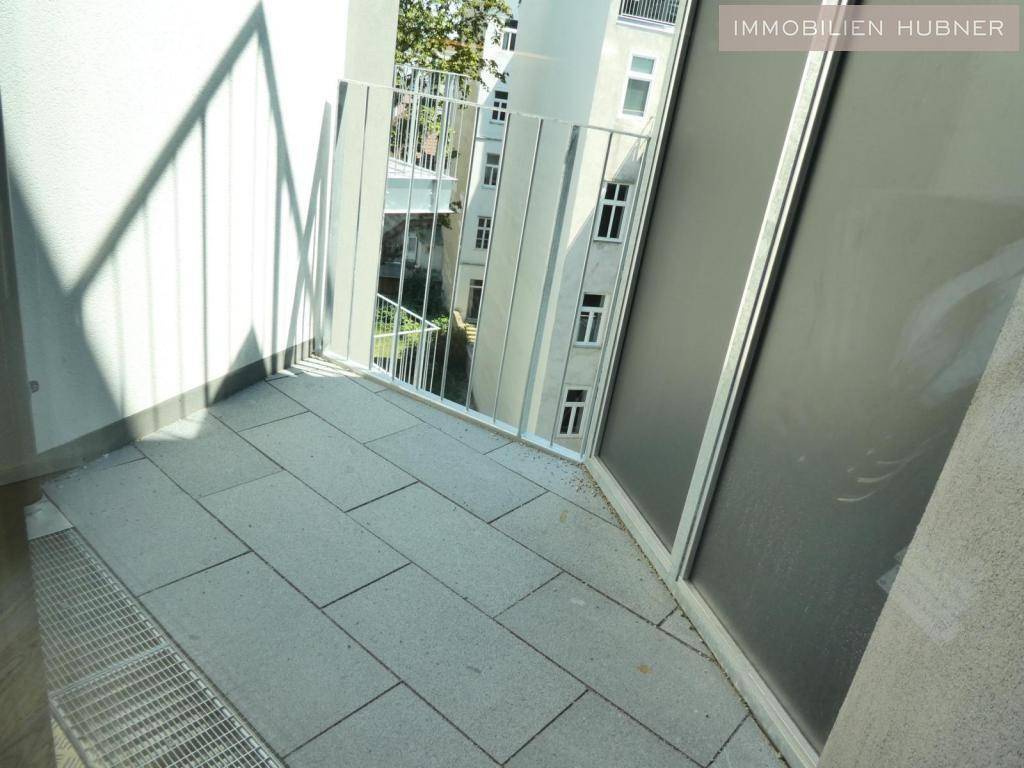 hofseitiger, ruhiger Balkon