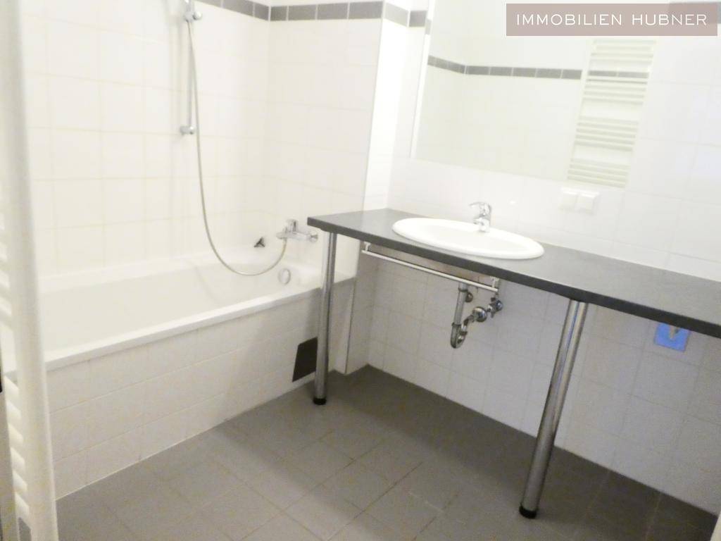 Badezimmer mit Wanne und Waschmaschinenanschluss