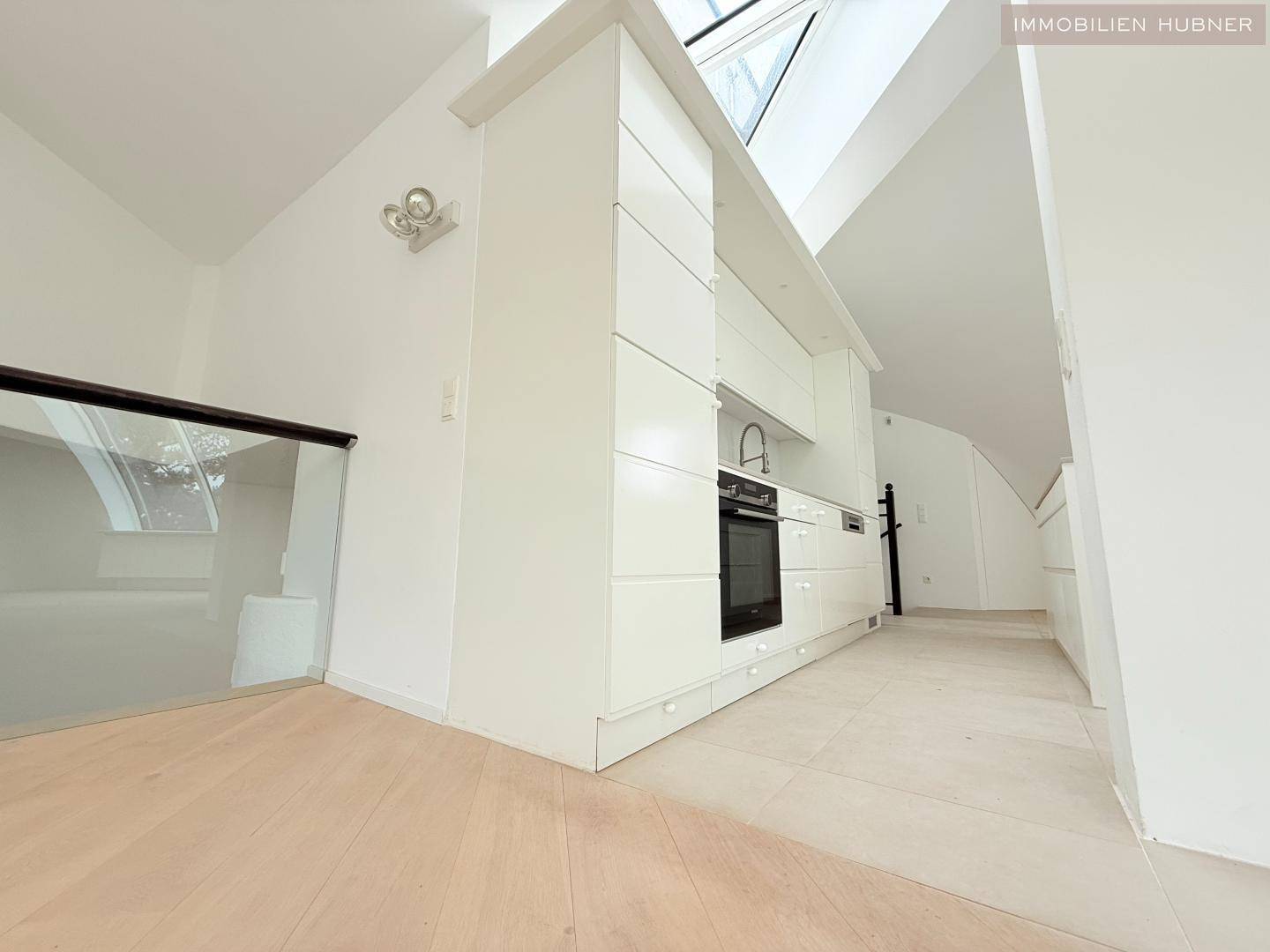 Blick zur Küche und runter zum Kaminzimmer