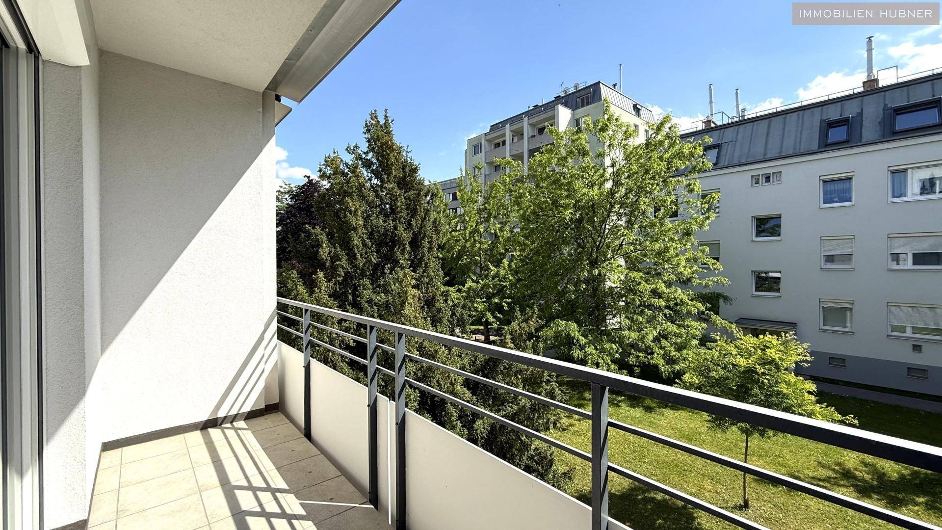 sonnige Loggia mit Grünblick