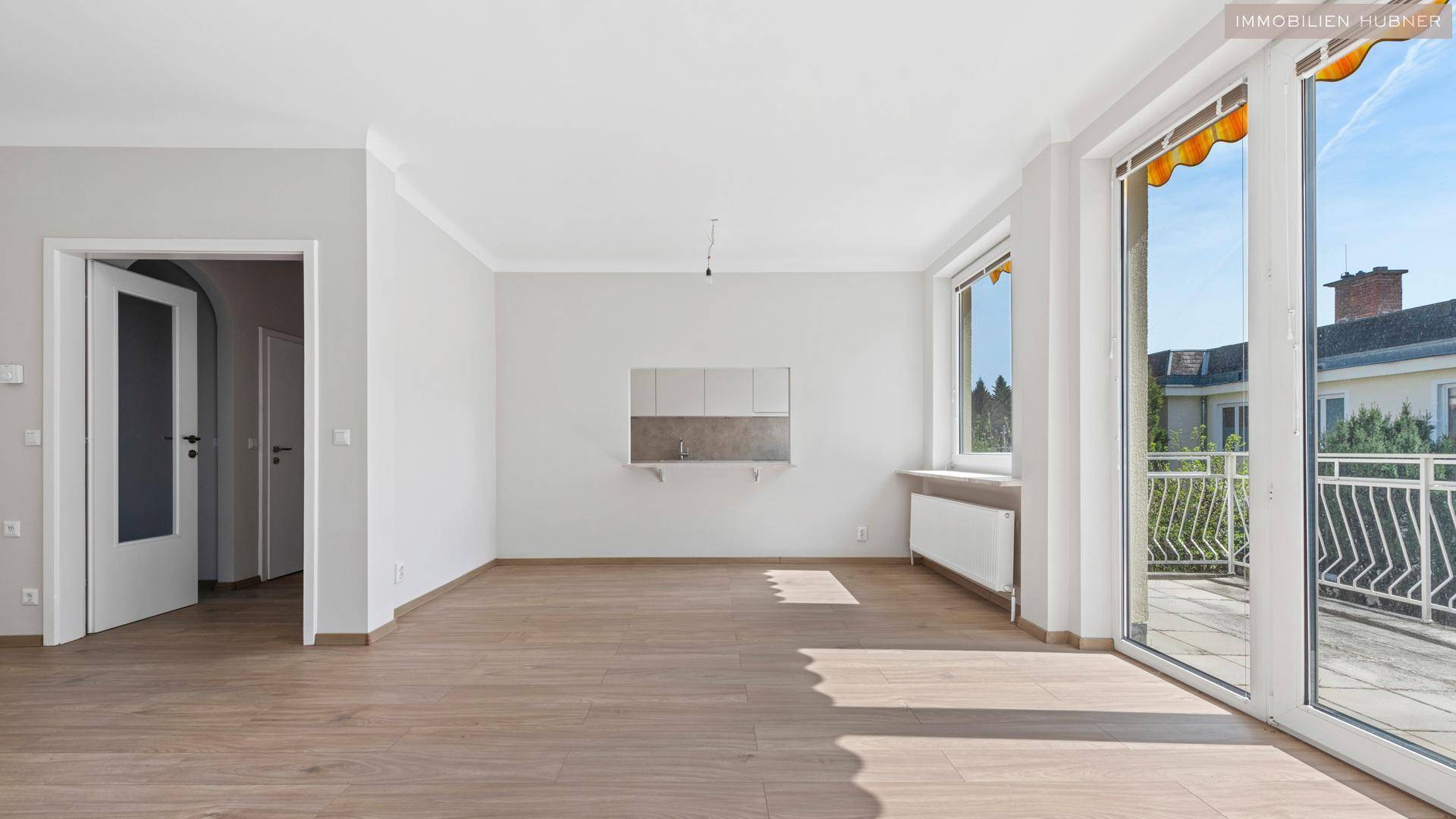 Wohnzimmer mit Küchenblick