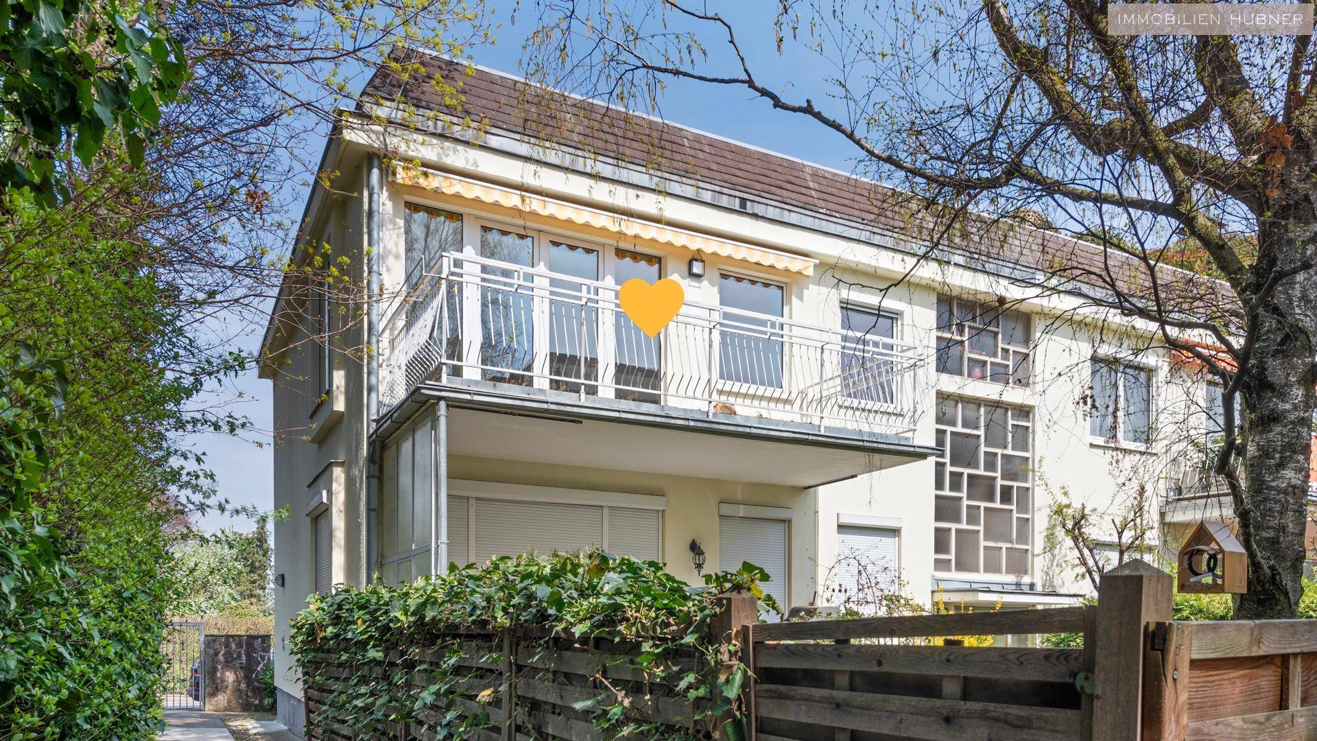 Haushinteransicht mit Terrasse