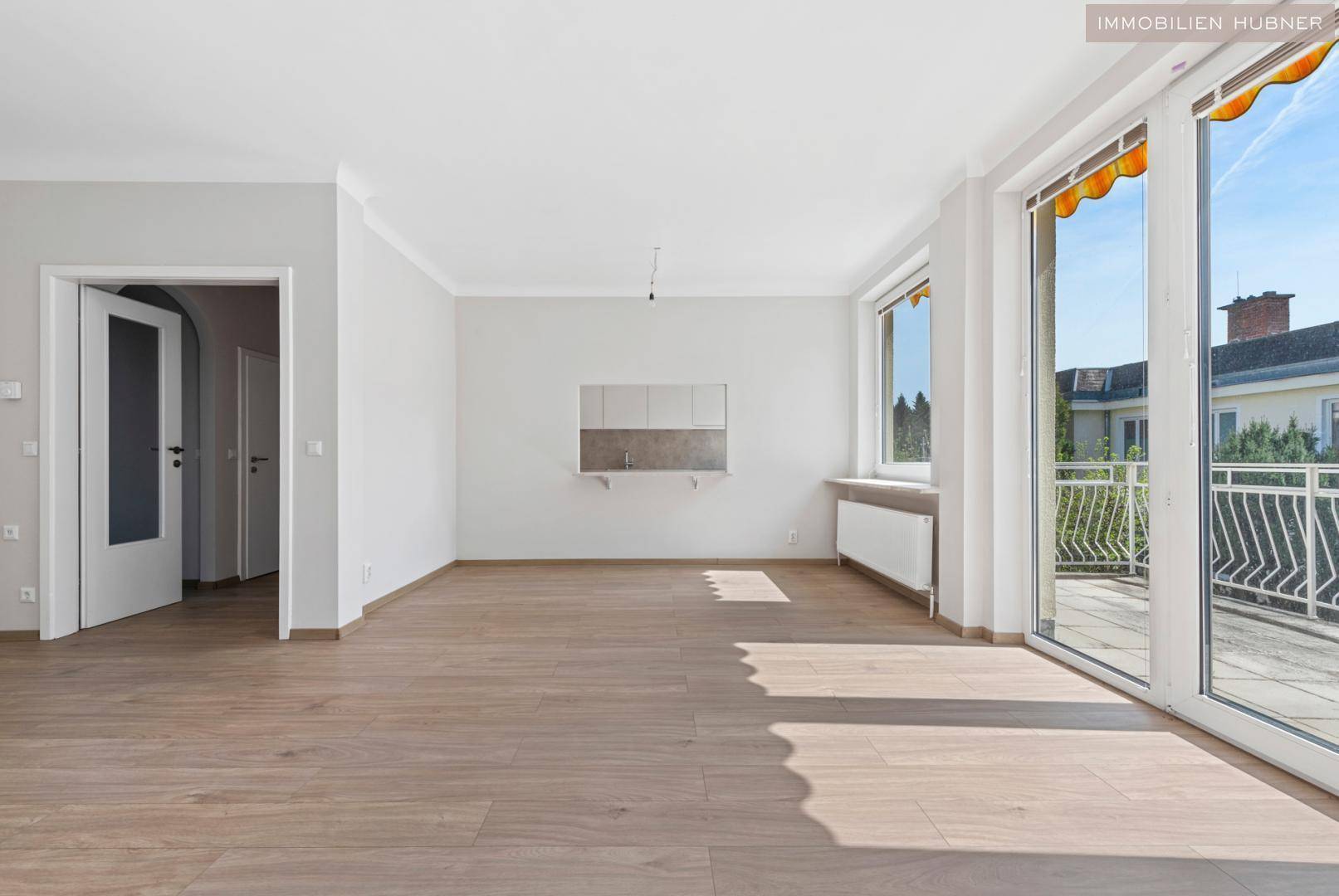 Blick ins Wohnzimmer und Küche