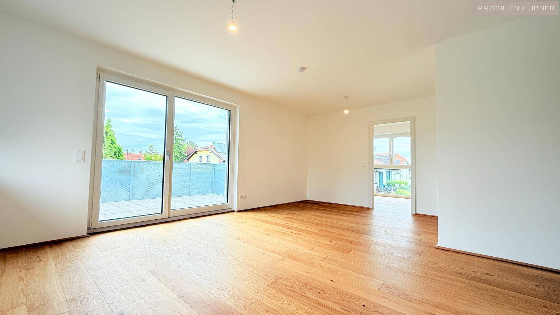 Wohnraum mit Blick zum Schlafzimmer