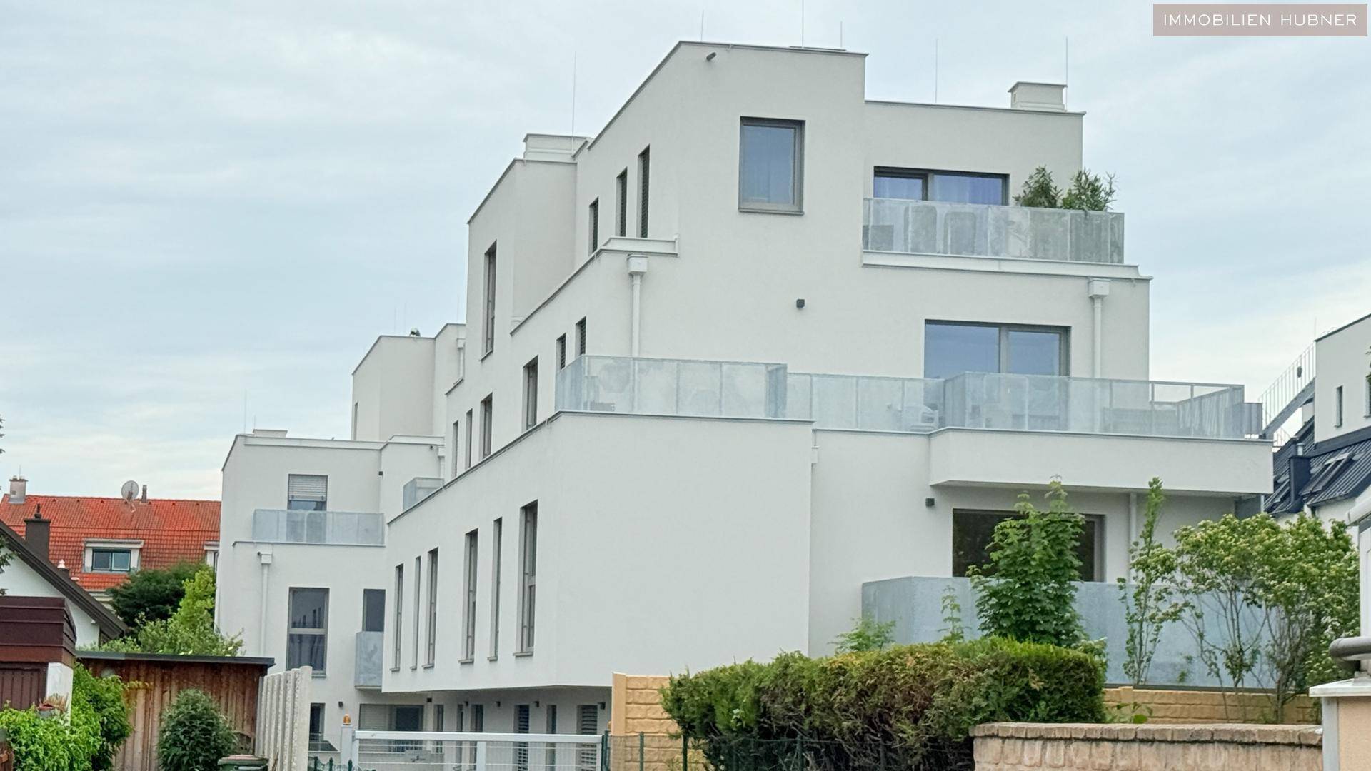 Hausansicht mit Garageneinfahrt
