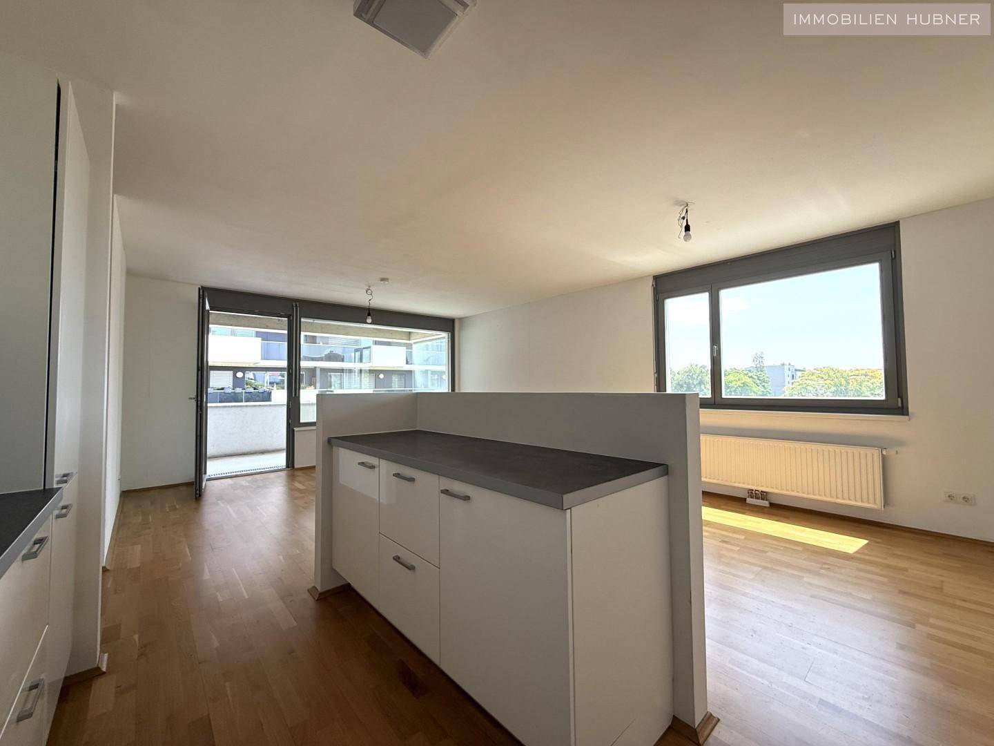 Blick von Küche ins Wohnzimmer