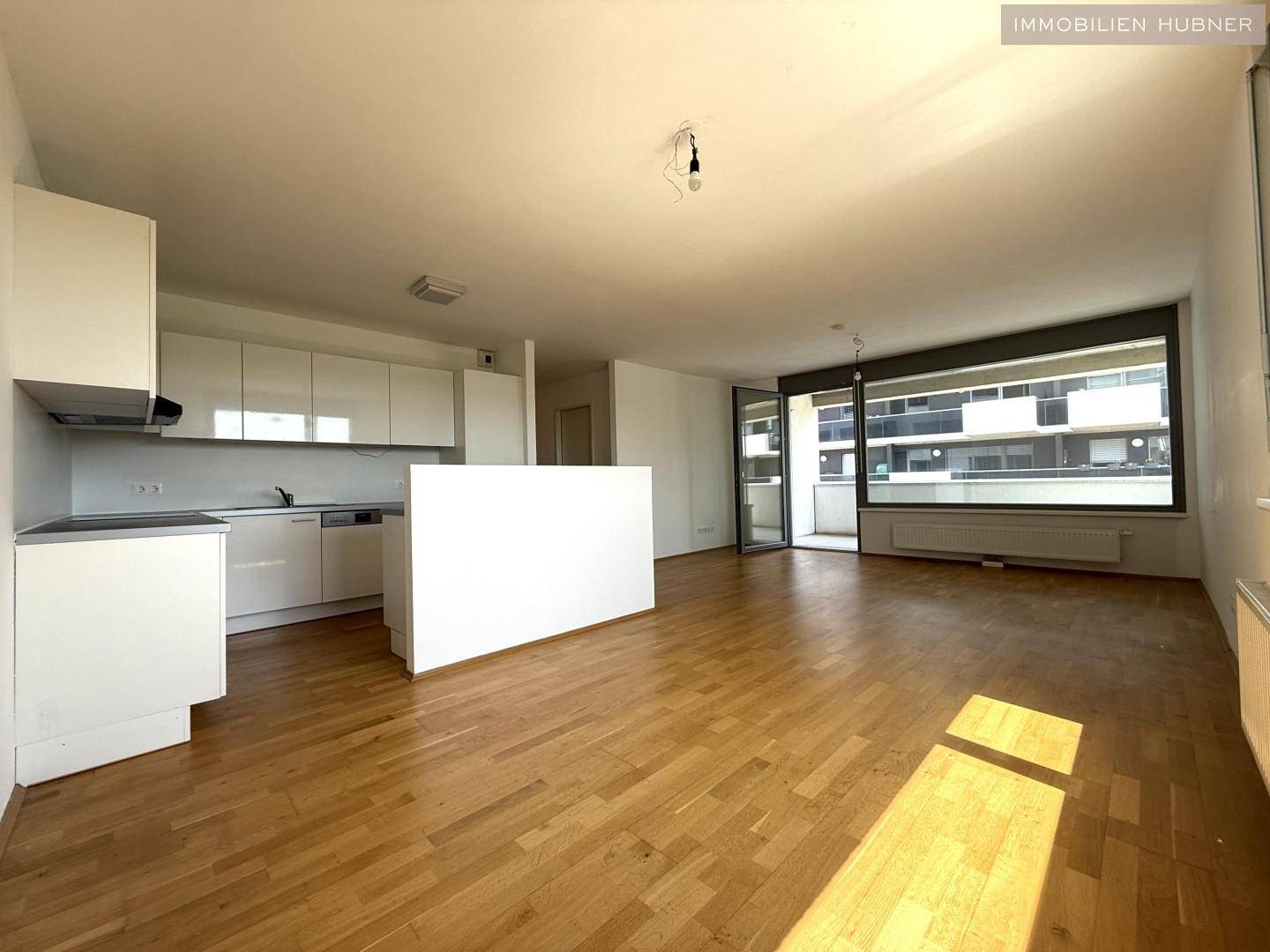 Wohnzimmer mit offener Küche