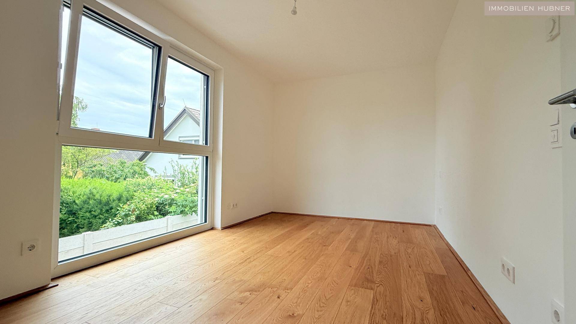großes Fenster im Schlafzimmer