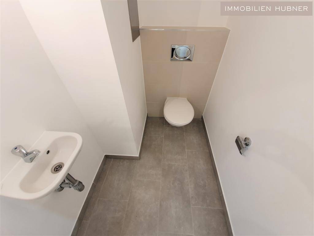 zwei moderne WCs mit Waschbecken