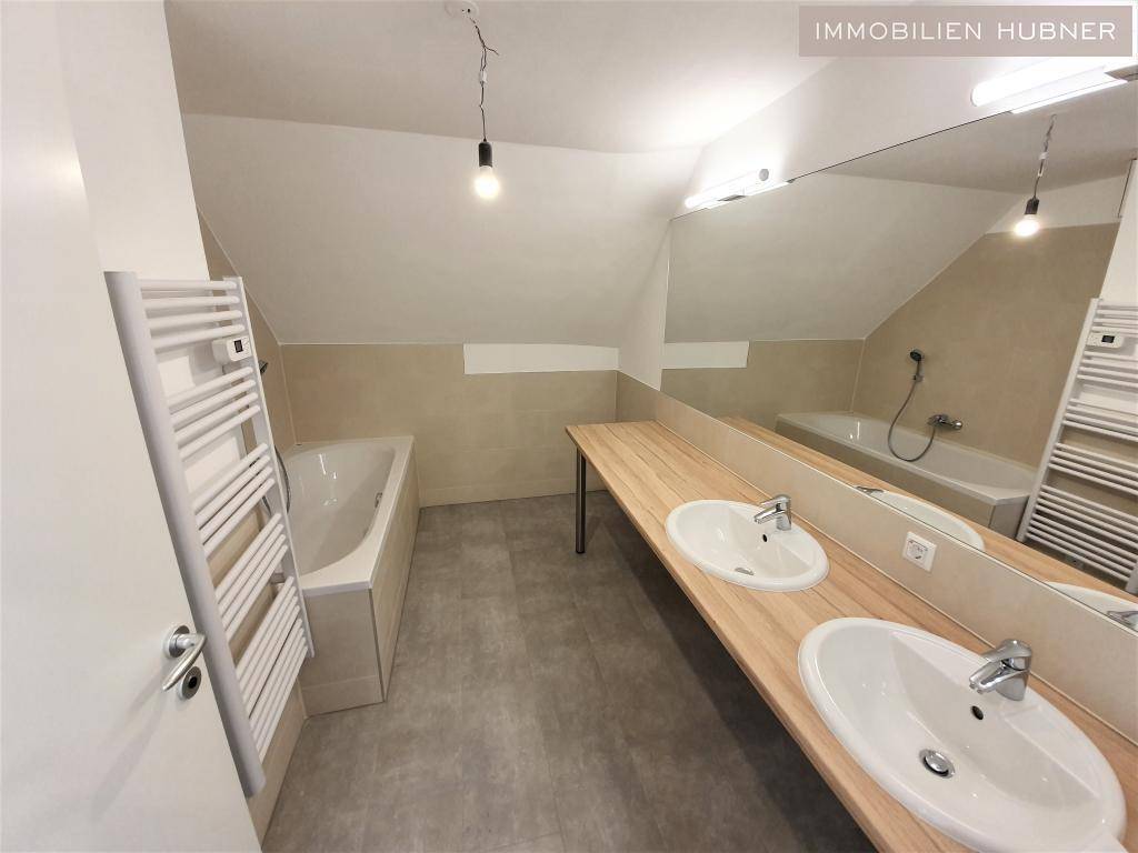 Bad2 Mit Wanne und Doppelwaschbecken