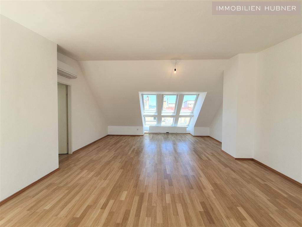 Wohnzimmer auf beiden Seiten Fenster zum durchlüft
