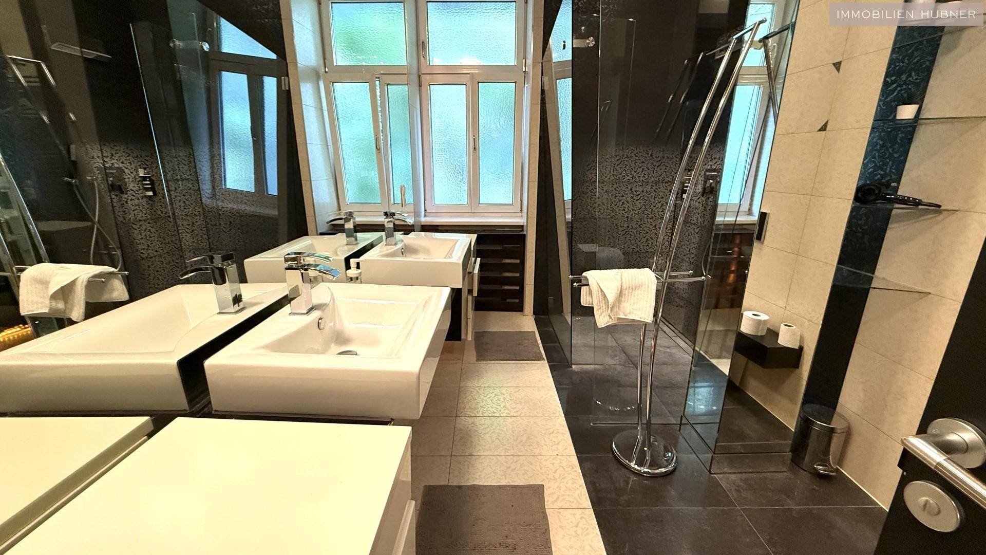 Badezimmer mit Walk-In-Dusche