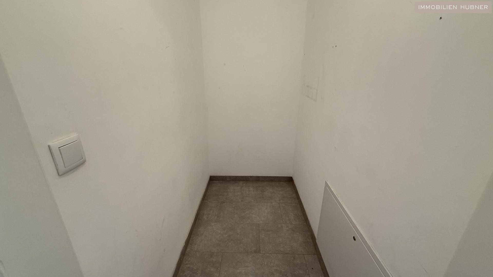 Praktischer Abstellraum mit Fliesenboden für zusätzlichen Stauraum.