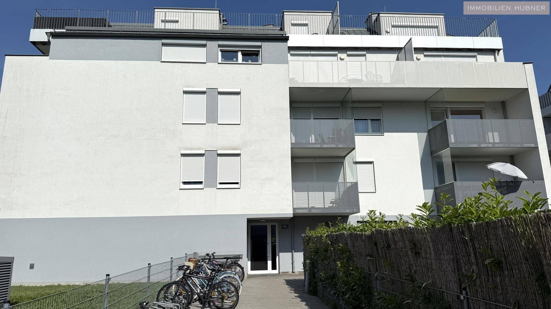 Ansicht der modernen Wohnanlage mit Balkonen und Fahrradabstellplätzen.