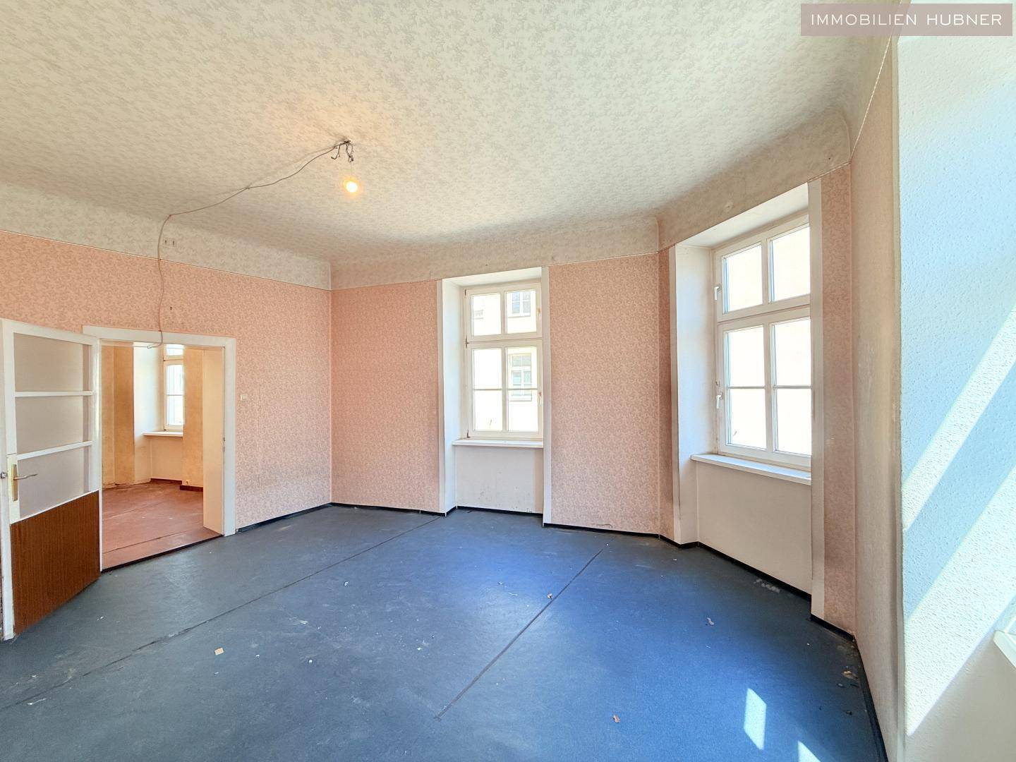Eckzimmer mit Blick zum weiteren Zimmer