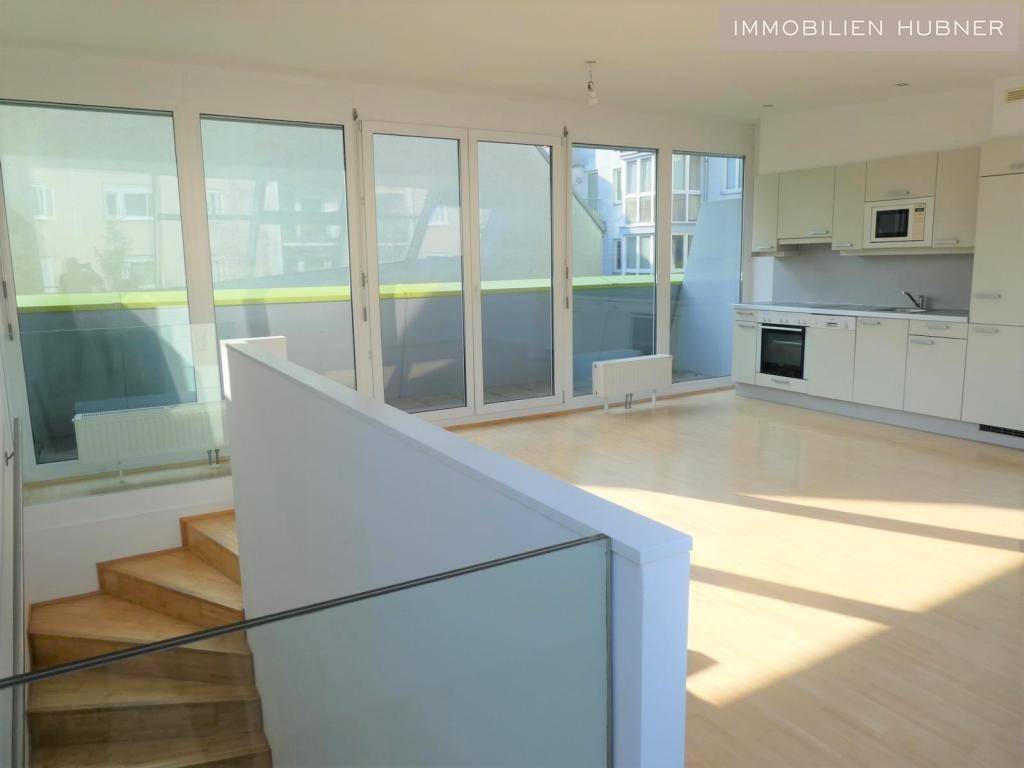 Stiegen und Blick in den Wohnraum