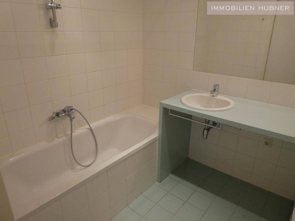 Badezimmer mit Wanne und Waschmaschinenanschluss