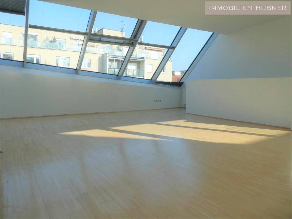 großer, heller Wohnraum