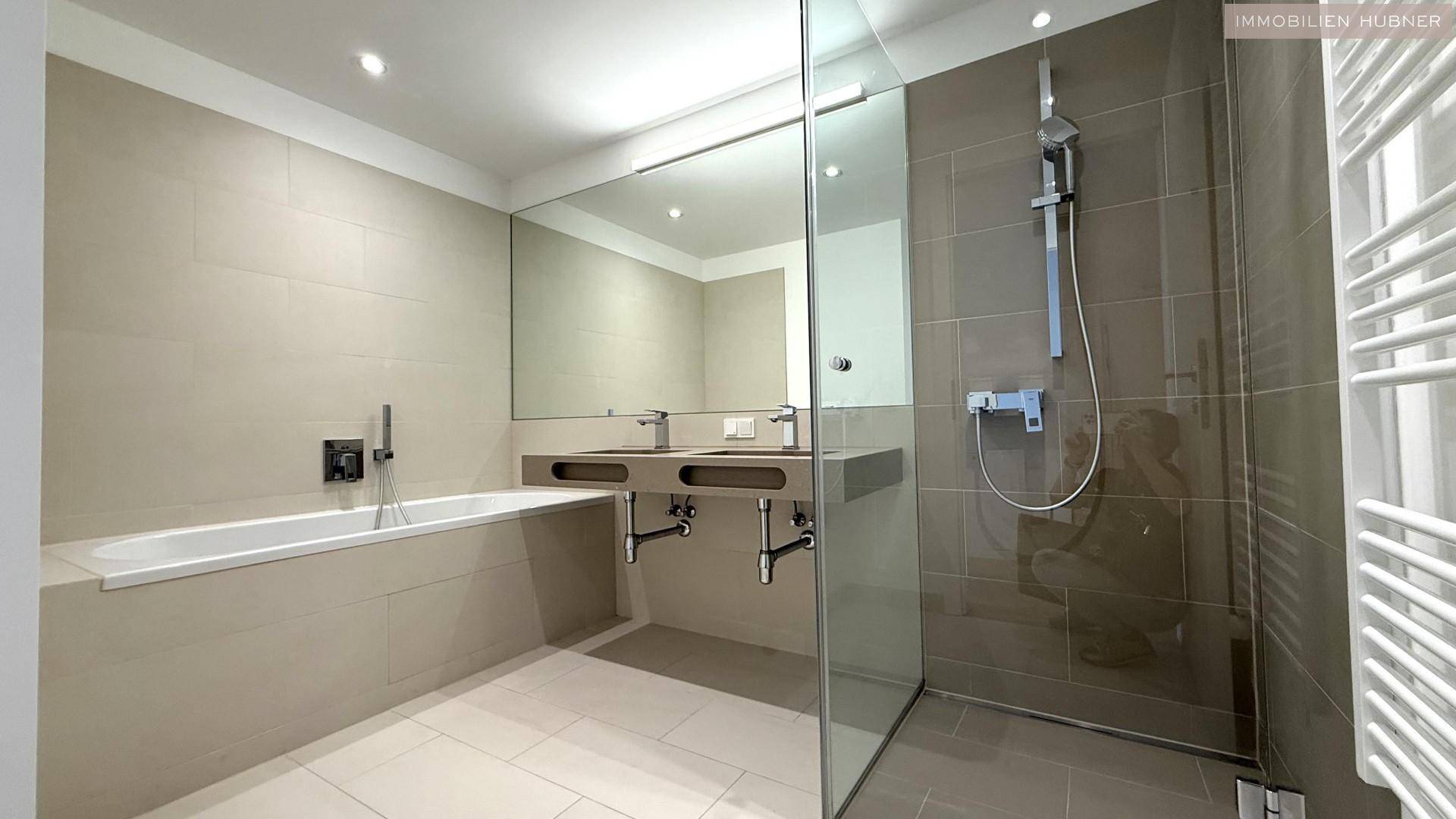 Badezimmer mit Badewanne UND Dusche