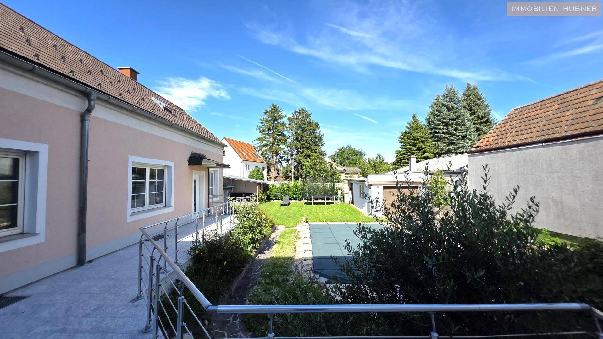 Blick von Terrasse in den Garten