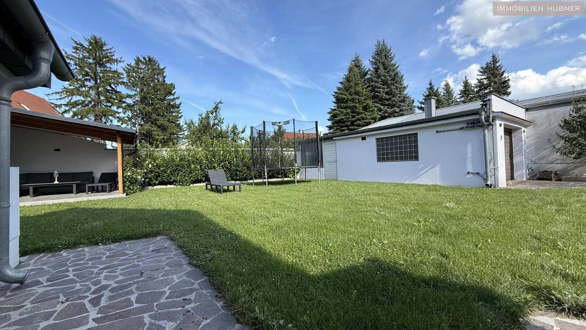 Garten - Blick zu Garage und Schuppen