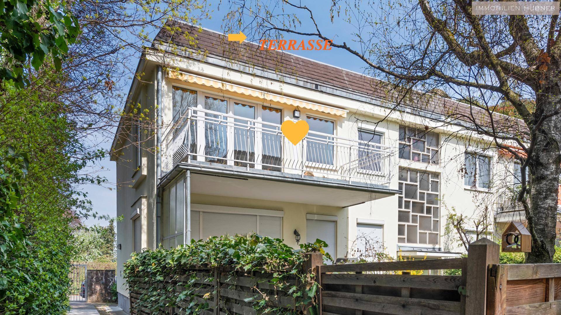 Haushinteransicht mit Balkon