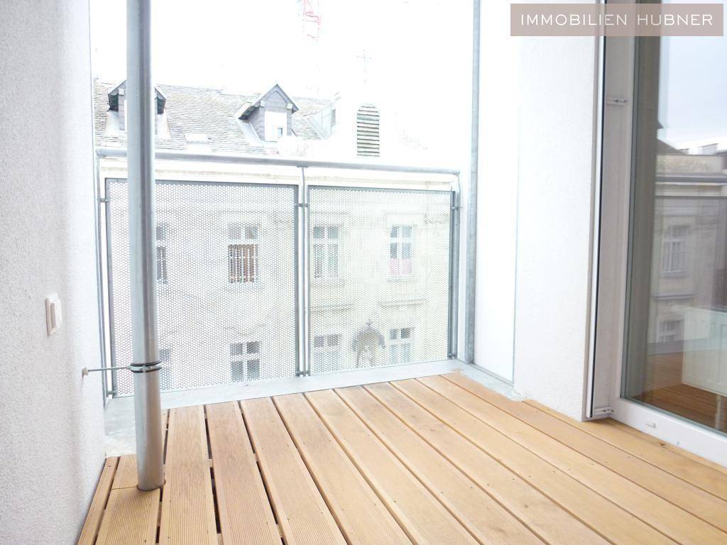 Loggia mit modernen Holzdielen