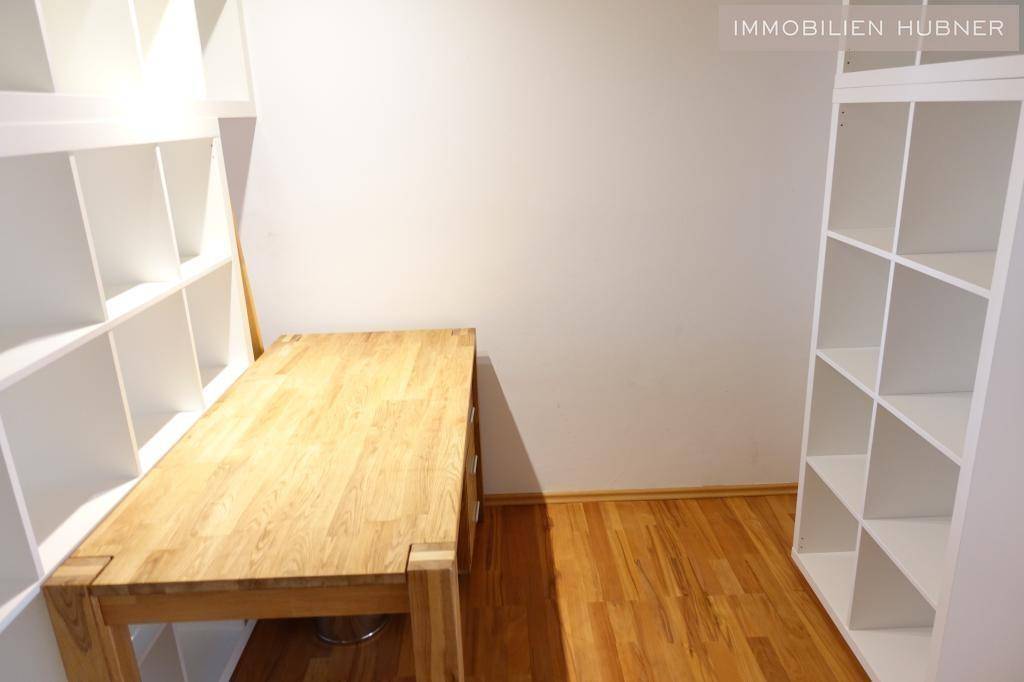 Platz für Schreibtisch