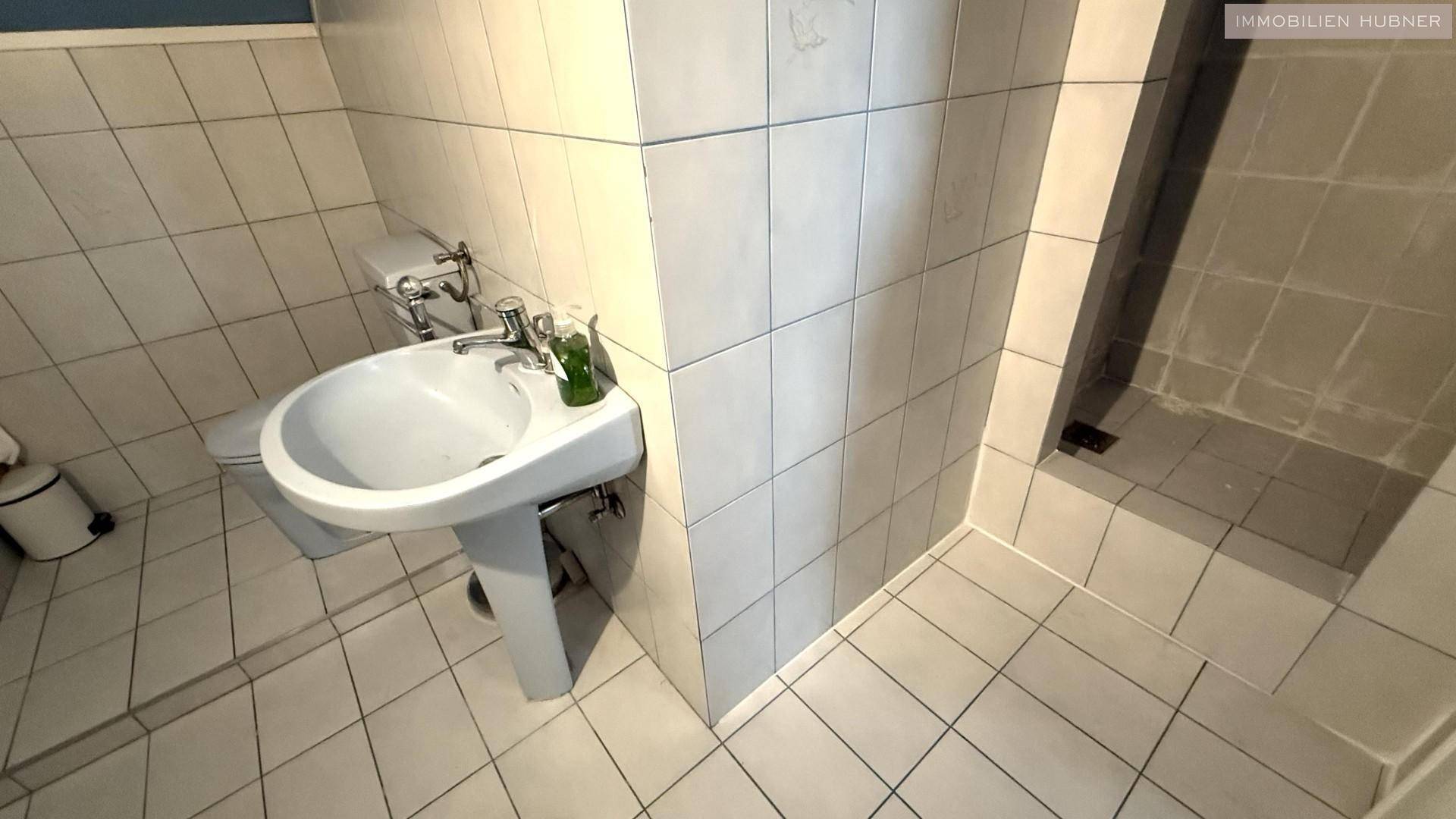 Bad mit Dusche und WC im OG