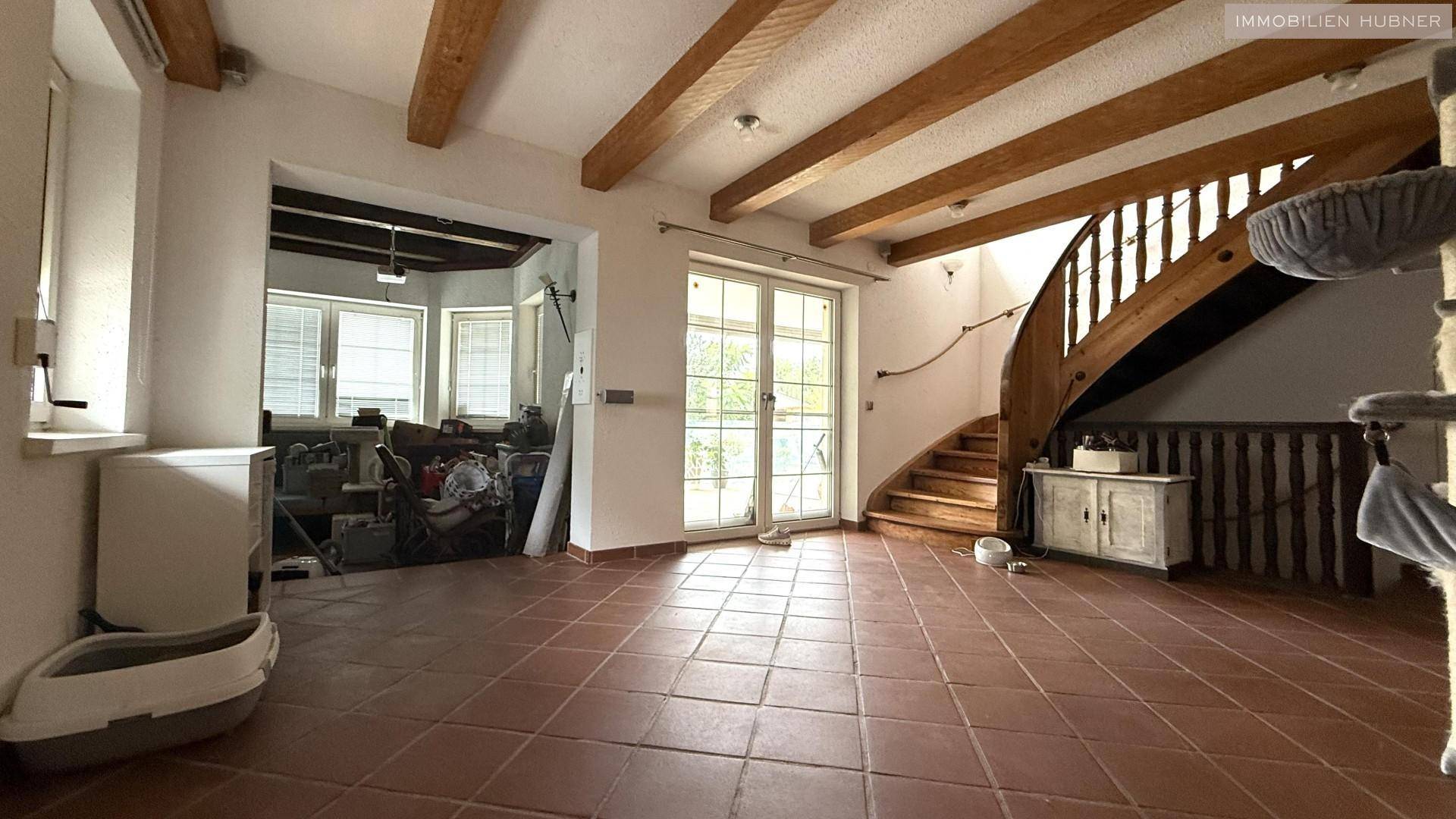 Wohnzimmer - Blick zu Kaminzimmer und Terrasse