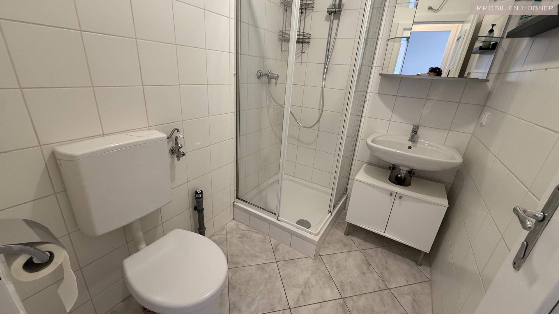 Bad mit Dusche, WC, WM-Anschluss