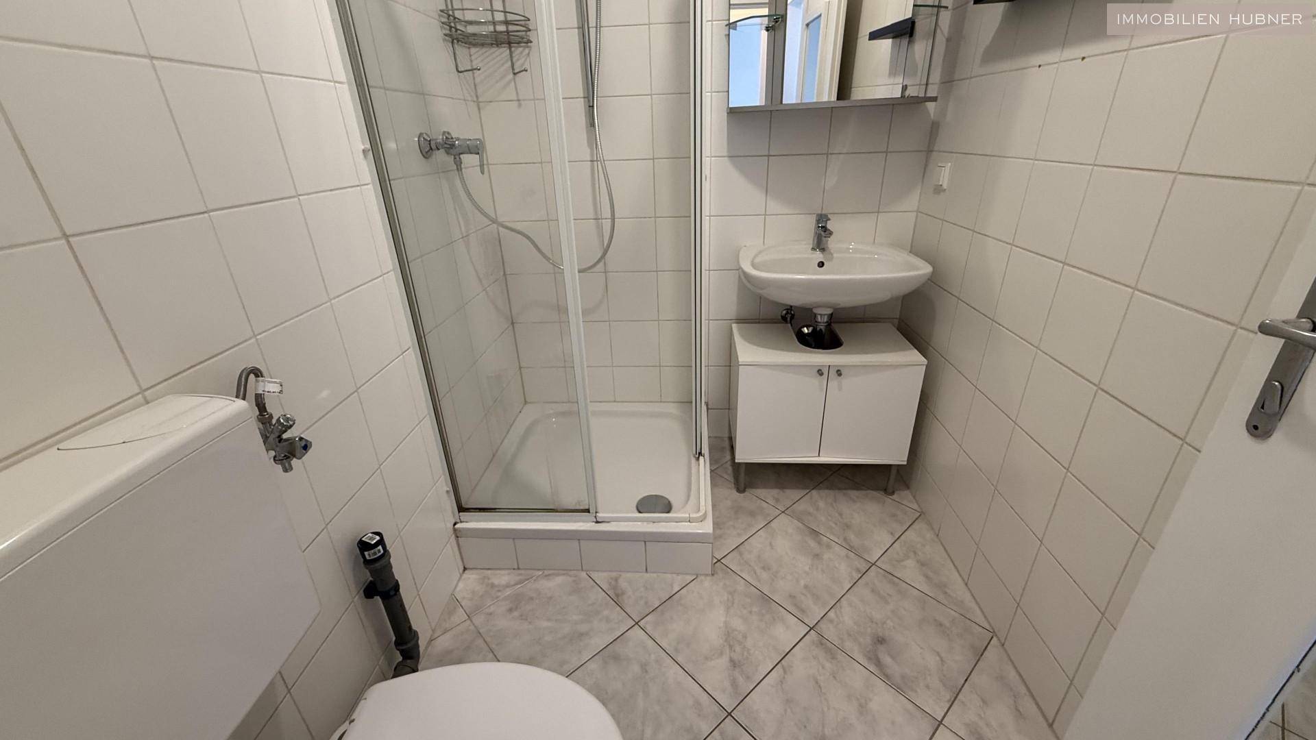 Bad mit Dusche, WC, WM-Anschluss
