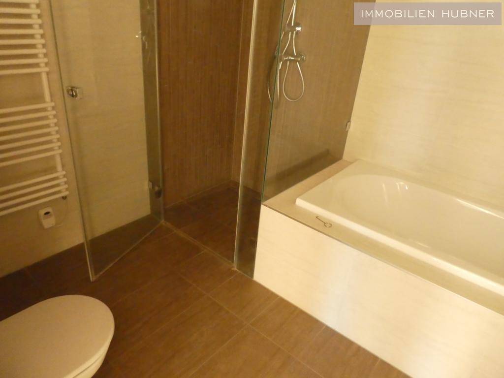 Badezimmer mit Badewanne, Dusche, WC, Doppelwaschb