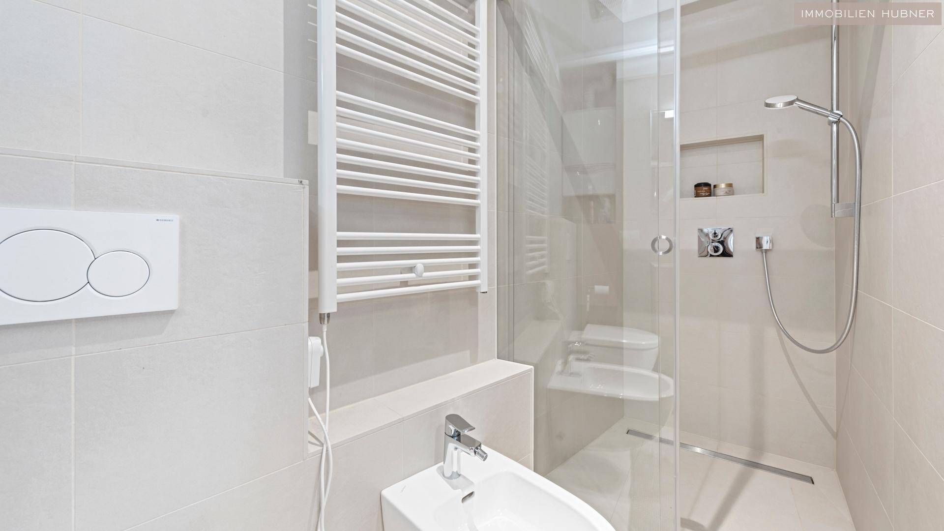Bad mit WC, Bidet und Dusche