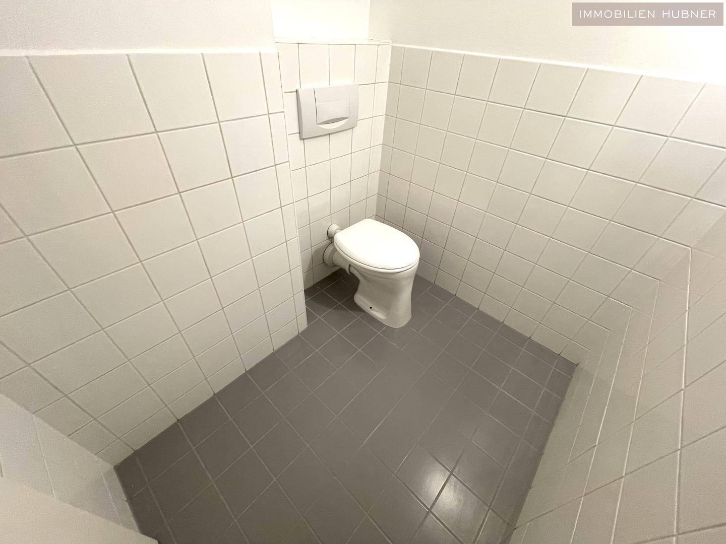 WC mit Abstellnische