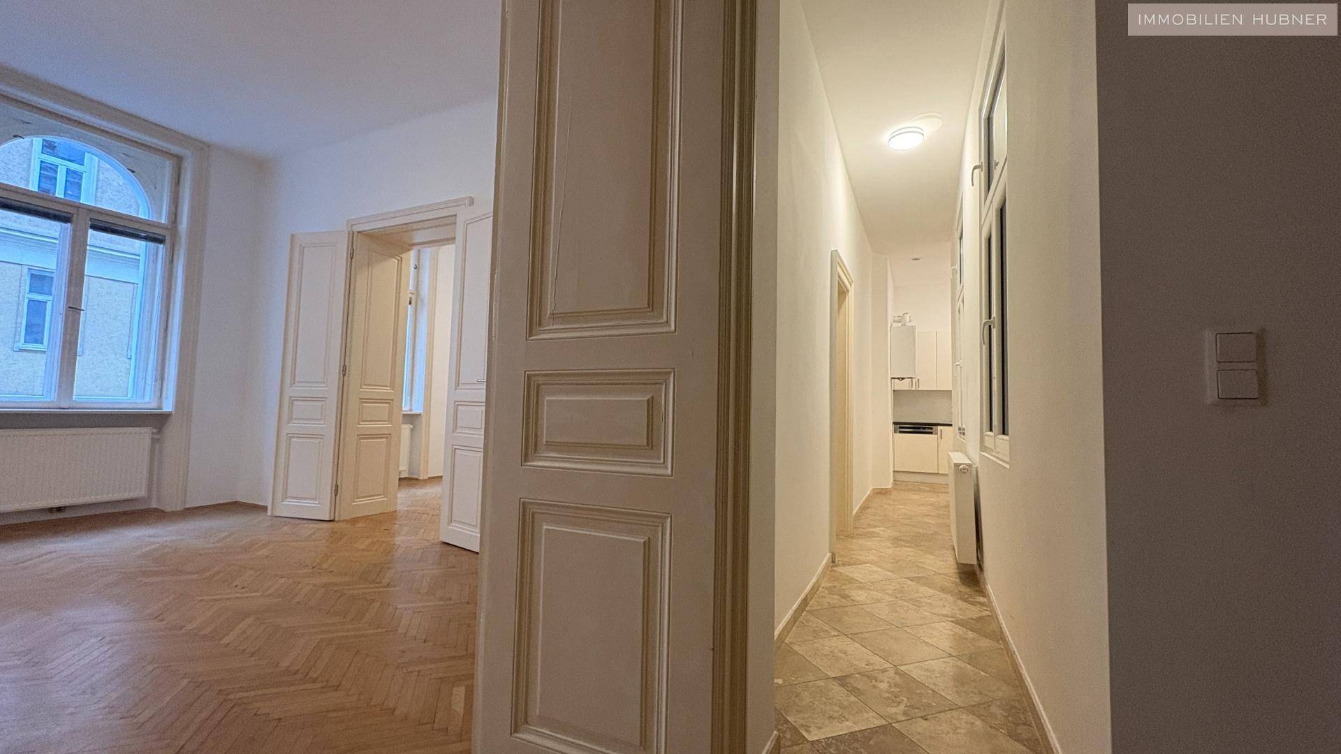 Einblick Wohnraum und Vorraum zur Küche