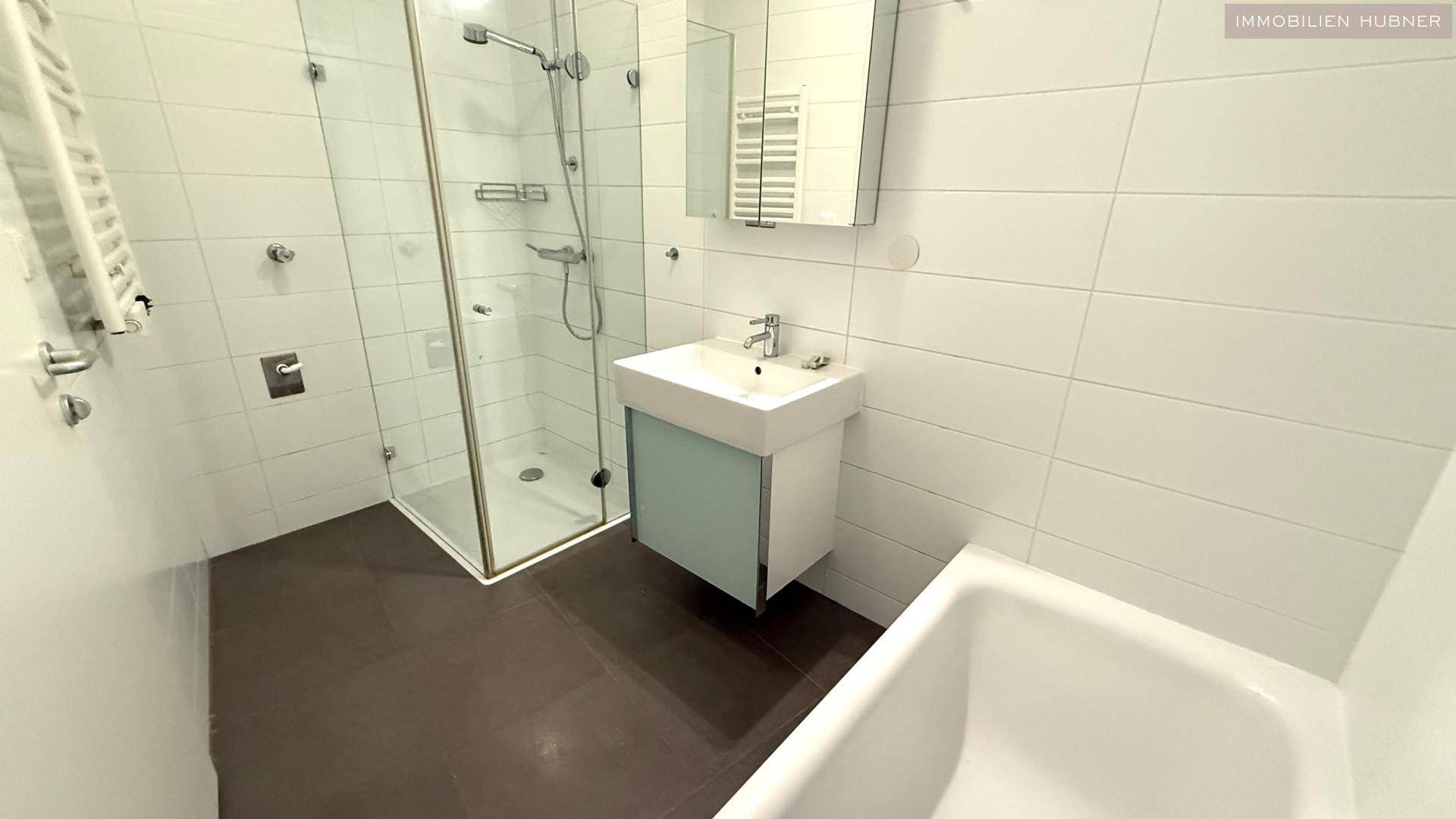 Bad mit Wanne und Dusche