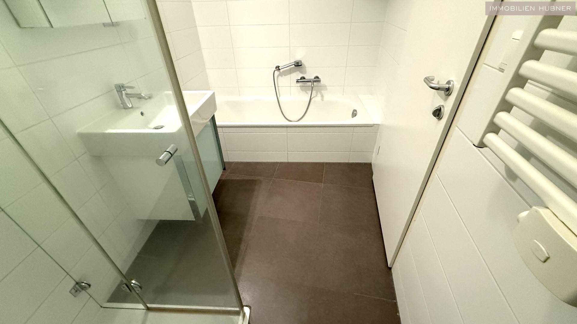 Bad mit Wanne und Dusche