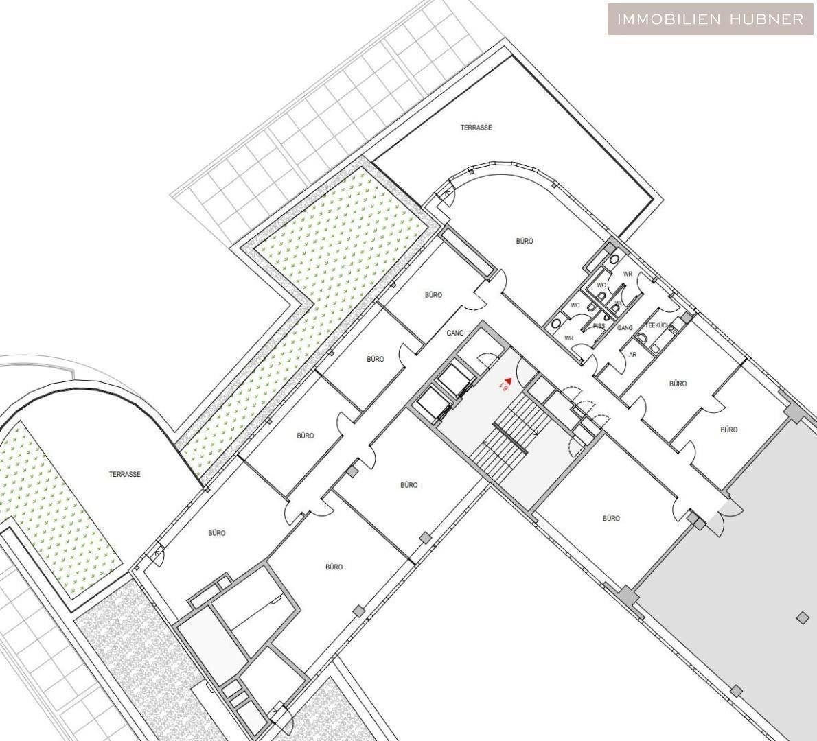 Detaillierter Grundriss eines Bürogebäudes mit mehreren Büros, Terrassen und Sanitärbereichen.