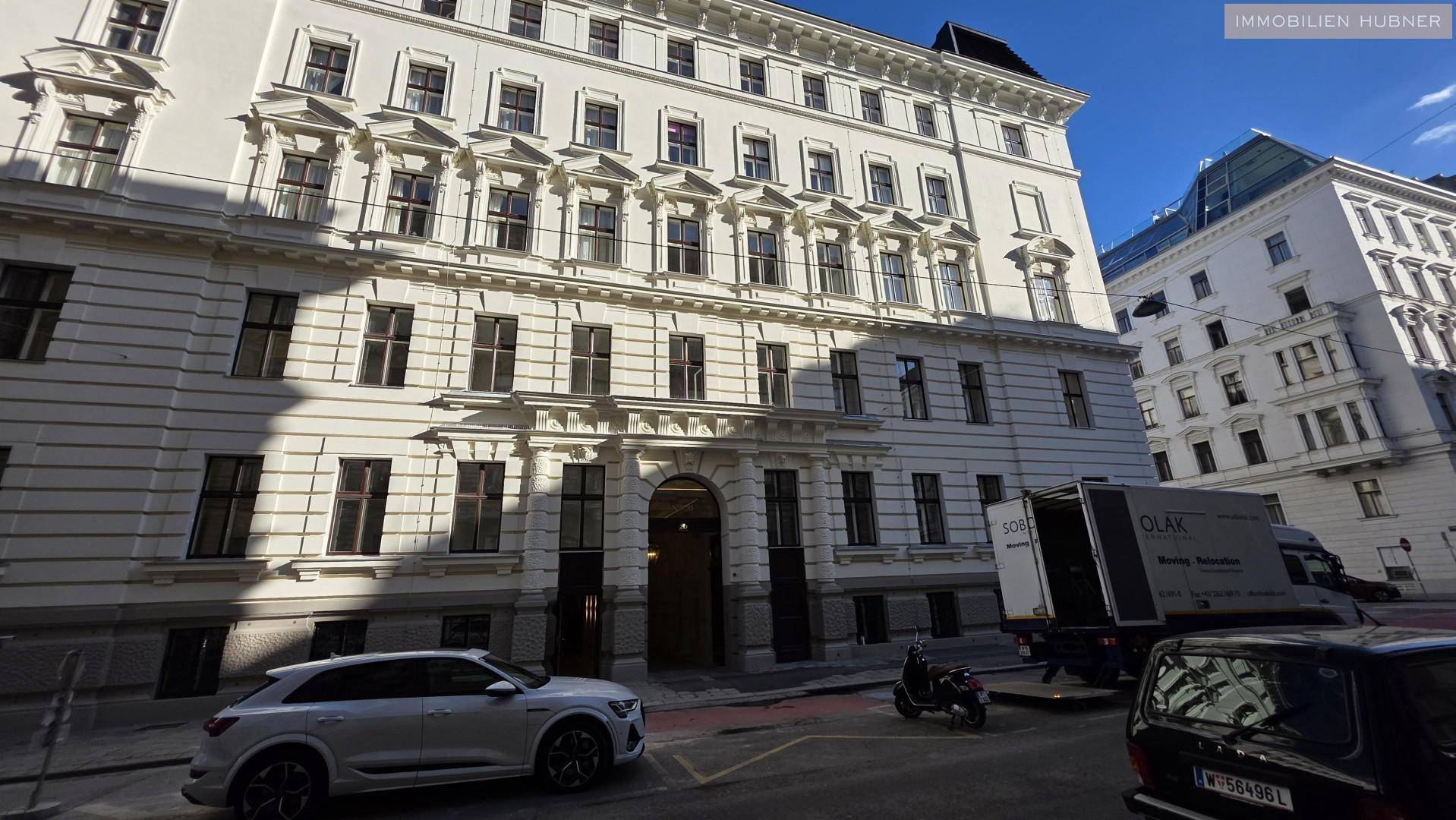 Prächtige historische Fassade eines Gebäudes mit vielen Fenstern und klassischer Architektur.
