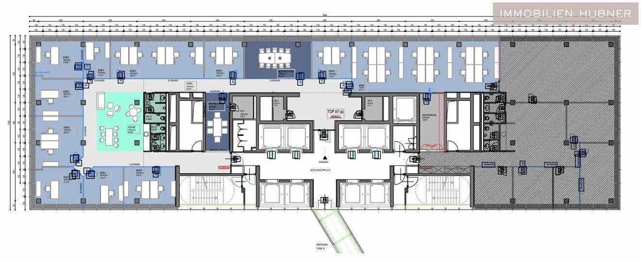 Detaillierter Grundriss einer Büroetage mit verschiedenen Arbeitsplatzkonfigurationen und Gemeinschaftsbereichen.