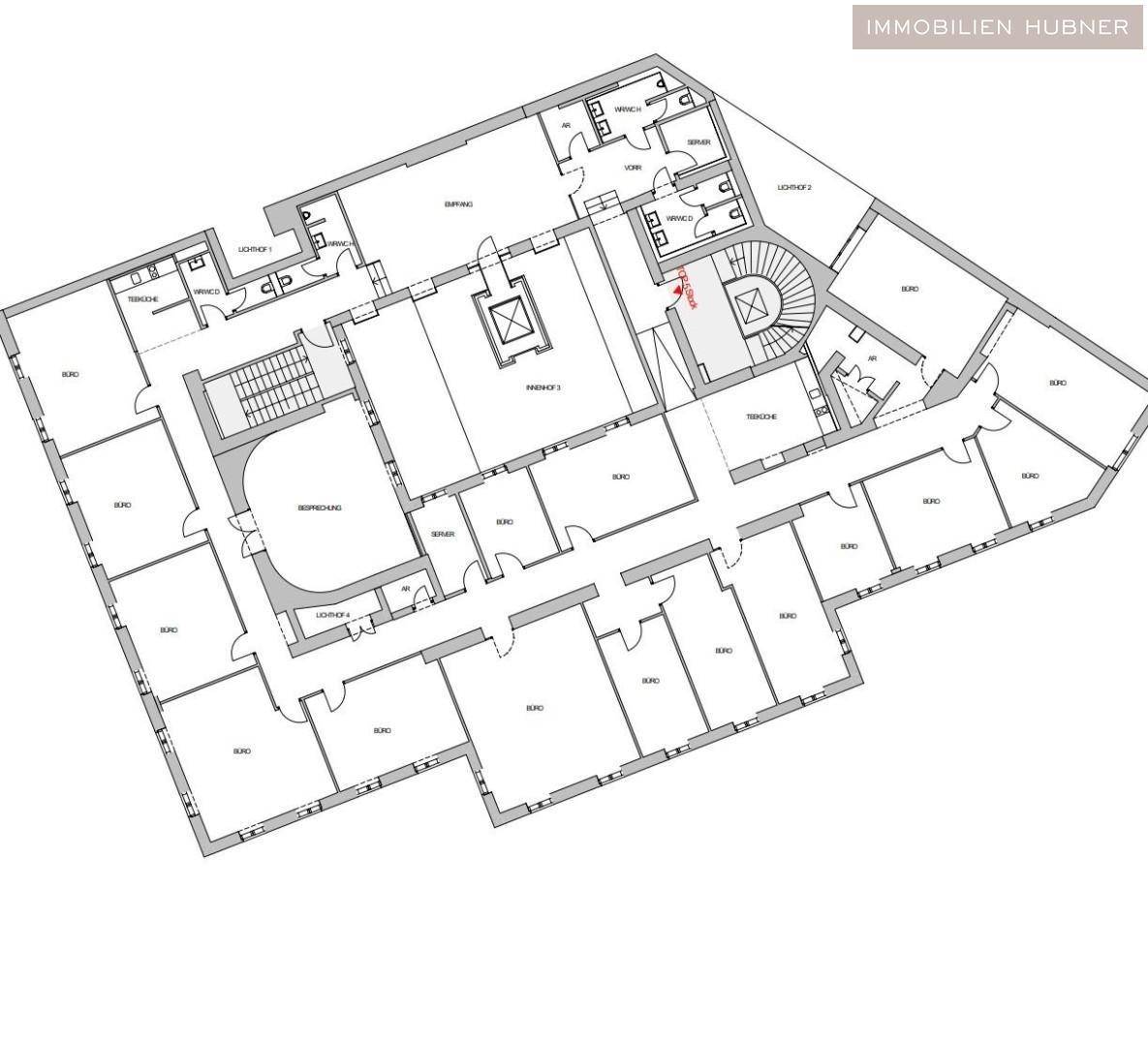 Detaillierter Grundriss einer Etage mit mehreren Büroräumen, Fluren und Sanitärbereichen.