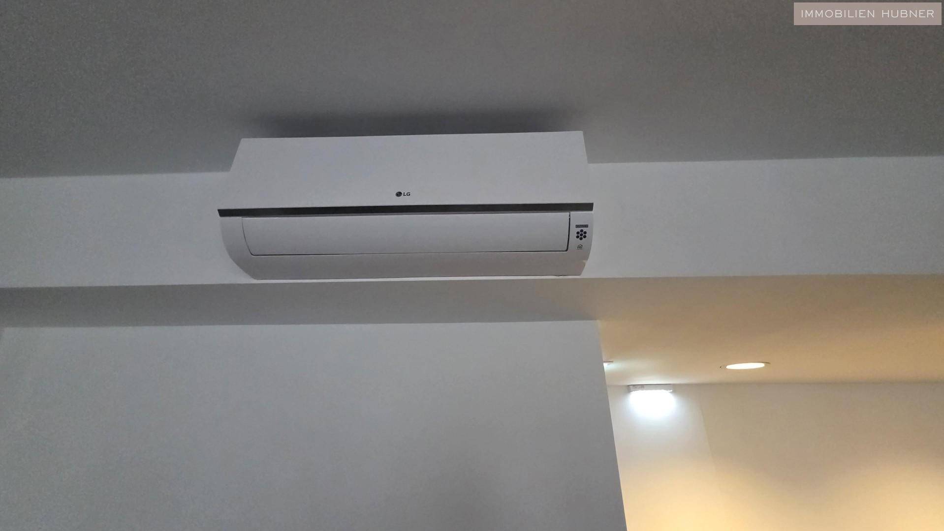 Nahaufnahme einer modernen Klimaanlage an der Decke in einem hellen Innenraum.