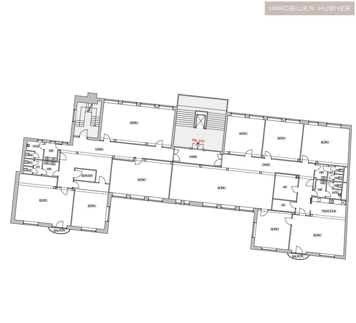 Detaillierter Grundriss einer Etage mit mehreren Büroräumen, Gängen und Sanitärbereichen.
