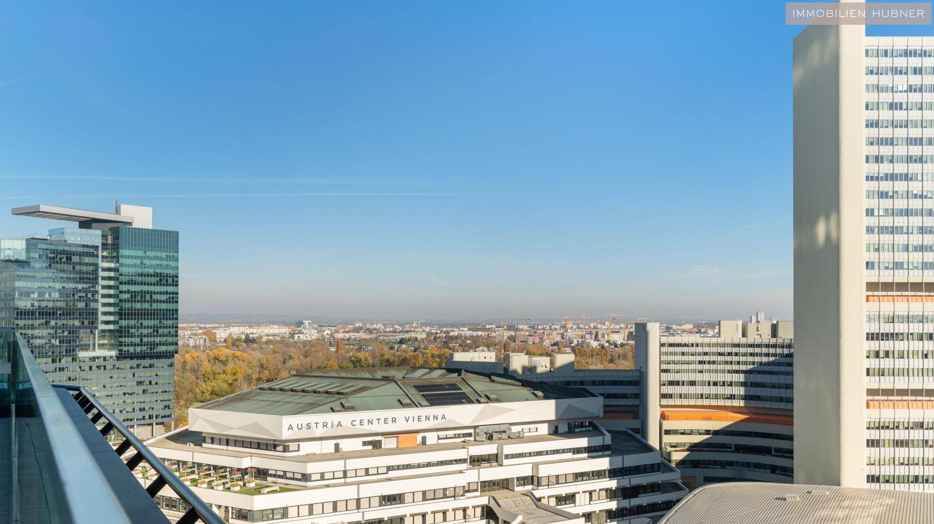Weitläufiger Stadtblick über Wien mit modernen Gebäuden und dem Austria Center.