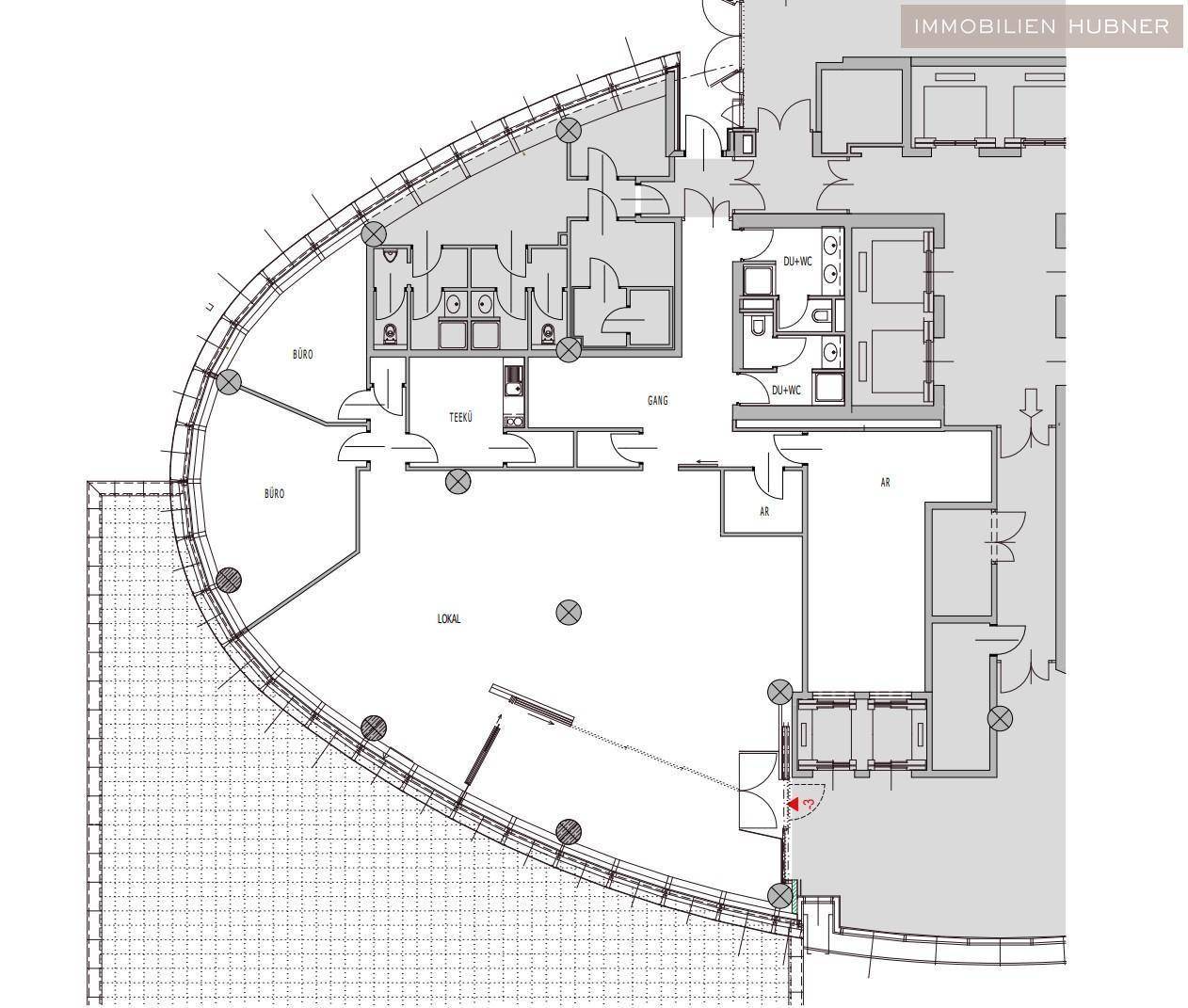 Grundriss eines Bürogebäudes mit geschwungener Fassade, mehreren Büroräumen und Sanitäranlagen auf einer Etage.